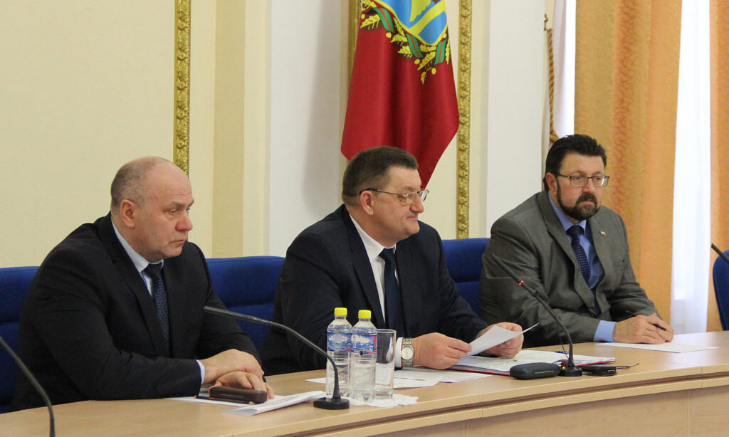 Резунов-старший (в центре) часто исполнял обязанности губернатора