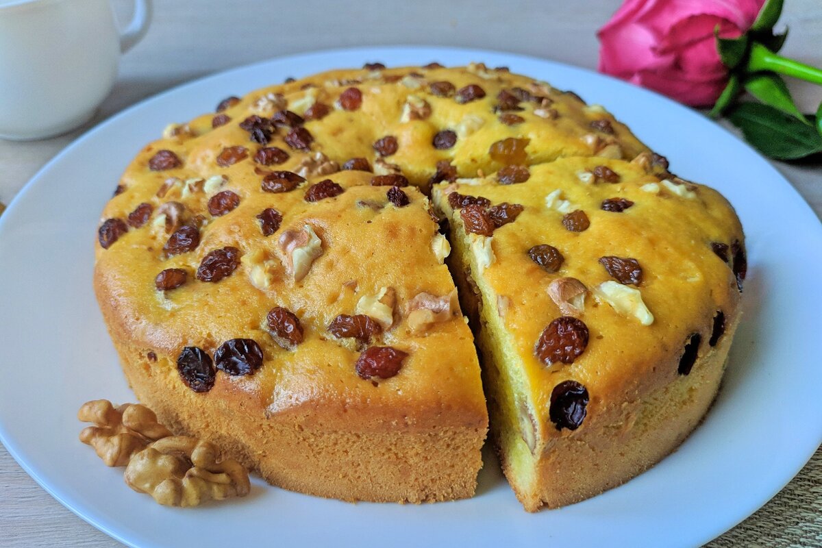 Пирог с изюмом и орехами
