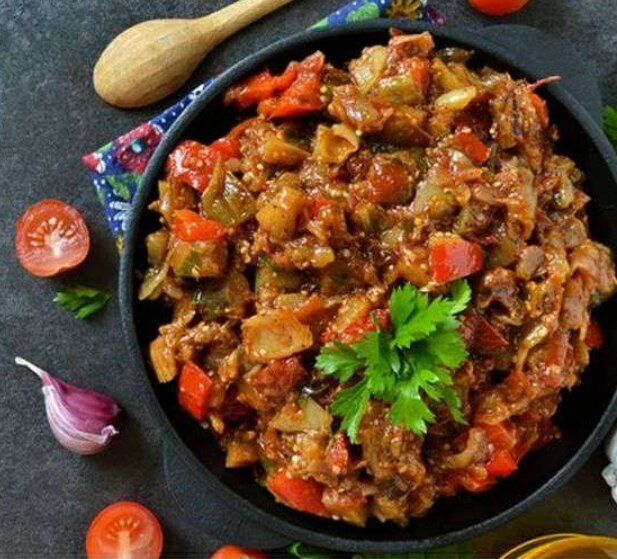 Быстрая и вкусная закуска из баклажанов к ужину или застолью.Икра из баклажанов на сковороде-быстрая и вкусная заготовка на зиму или свежая закуска из овощей к ужину.Жаренные баклажаны всегда уходят на ура в любом застолье,а в сочетании вместе с перцем и помидорами-это просто бомба!