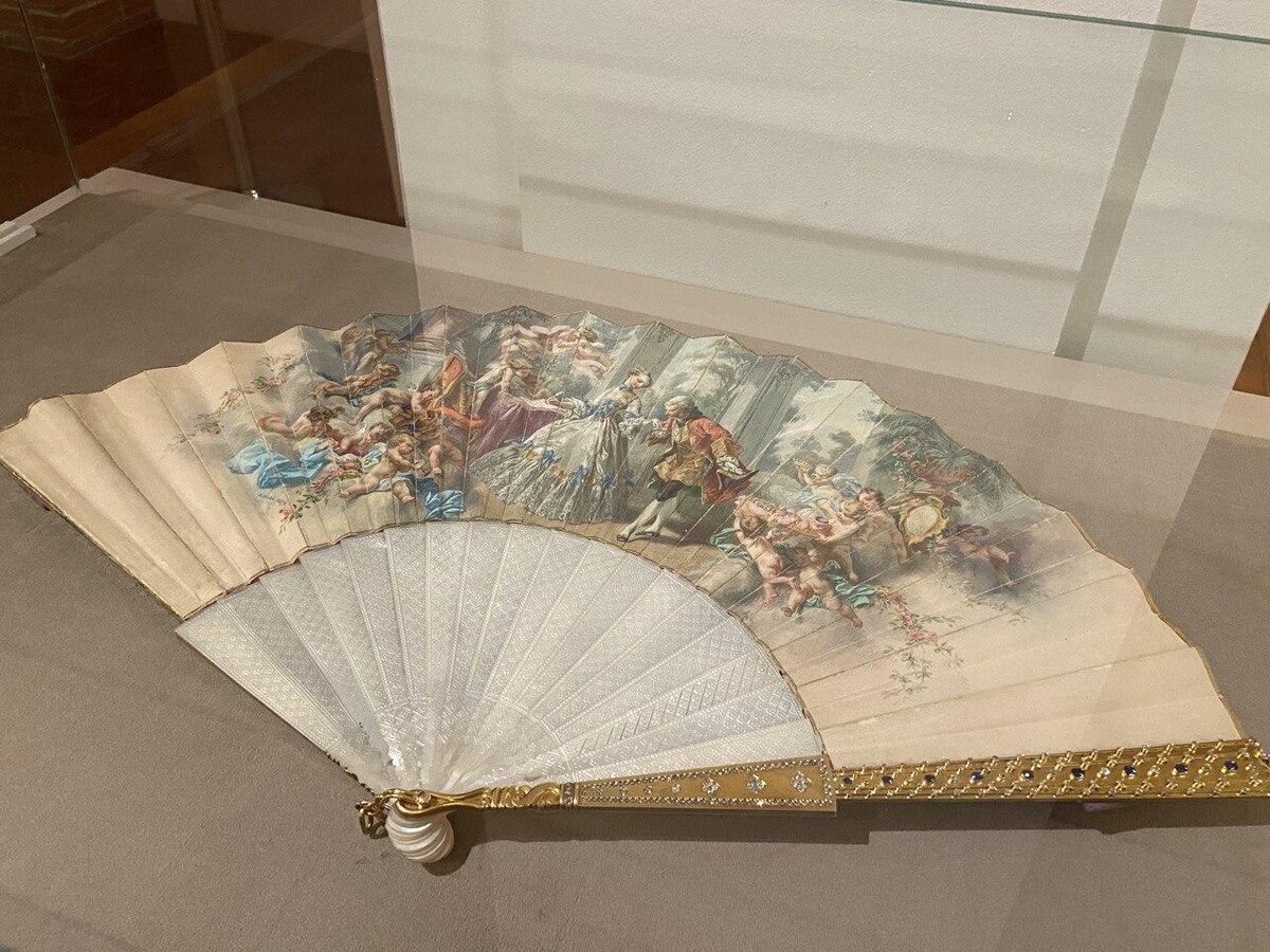 Веер мастерской Э.Шрамма, художник А.Солде, Санкт-Петербург, 1890 гг. Бумага, гуашь, лайка, перламутр, золото, рубины, сапфиры, бриллианты, живопись, гравировка, литье, чеканка, скань.