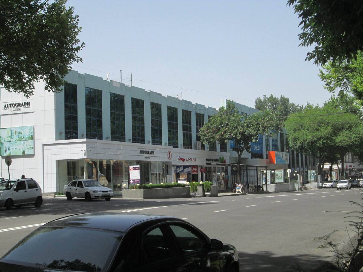 Слева за плечом дом знаний.