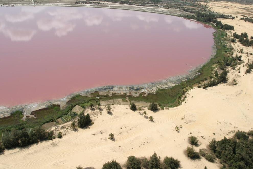 

Розовое озеро расположено на Среднем острове (Middle Island) в Западной Австралии. Средний остров является самым крупным из 105 островов, которые составляют архипелаг Исследования, протянувшегося вдоль южного побережья Западной Австралии.
