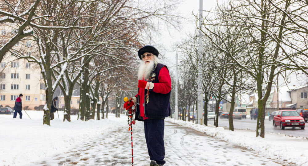 Если вы живете в белорусской столице, то, наверняка, уже встречали деда Казимира. Не заметить его сложно, а забыть невозможно!
