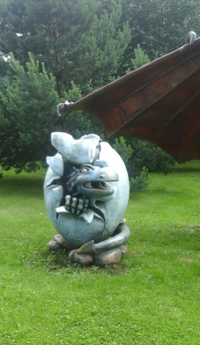 А в парке меня очень тронула фигурка драконенка :) Фото автора, 2016 год.