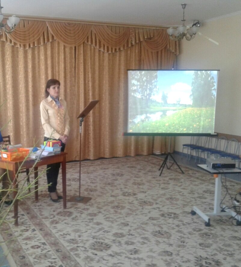 Выступление перед родителями. Закрытая поза рук не рекомендуется для выступающего