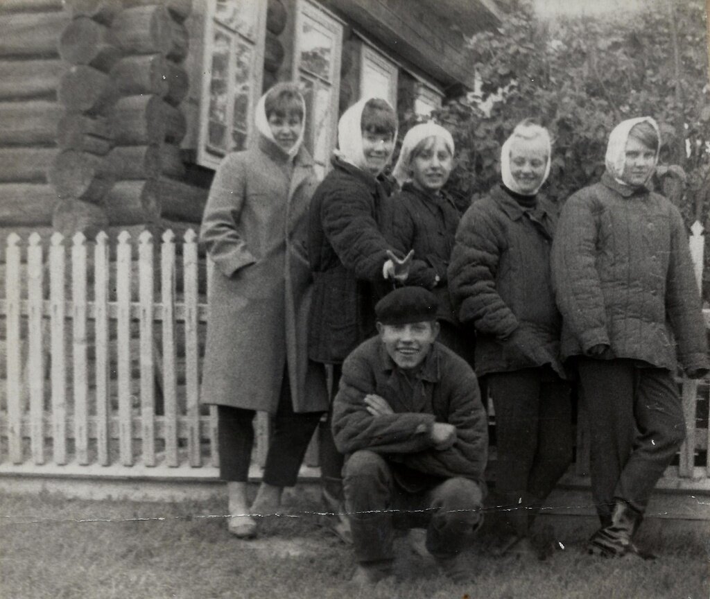 «Первый парень на деревне»
Неизвестный автор, 1960 - 1966 год, Калининская обл., Бежецкий р-н, дер. Чудинково, из архива Ольги Евгеньевны Шитовой-Беловой.