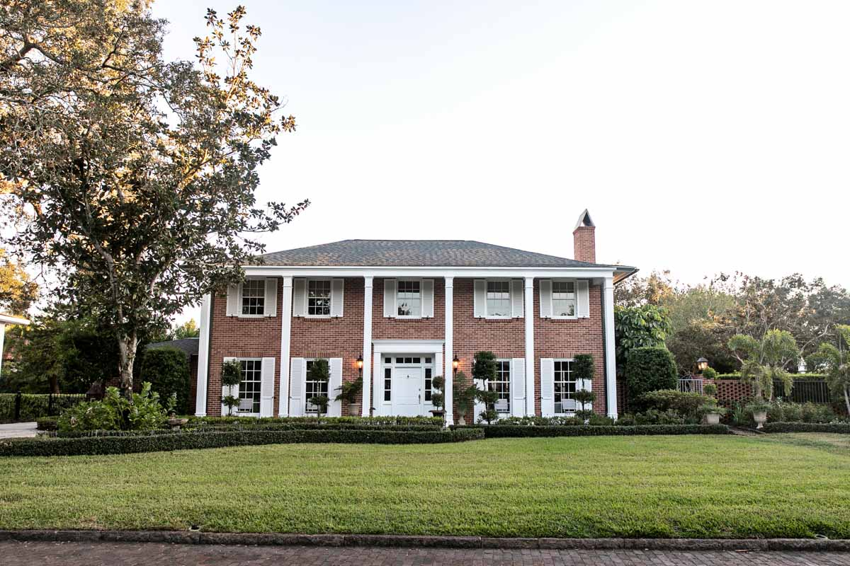 "Этот район имеет богатую историю с эклектичным набором архитектурно интригующих домов, некоторые из которых занесены в национальный реестр. Наш дом величественно расположен на улице, выложенной кирпичом, с изящными, внушительными колоннами, в традиционном южном стиле", - объясняет Джозеф. "У нас есть 44 оригинальных окна размером 6 на 9, которые пострадали от солнечных лучей за 60 лет, и я был непреклонен в том, что они должны быть сохранены и восстановлены поэтапно. Это трудоемко и дорого, но необходимо для архитектурной целостности дома. В то время как большинство людей заменили бы окна, я не мог. Нам предстоит пройти еще несколько этапов..."