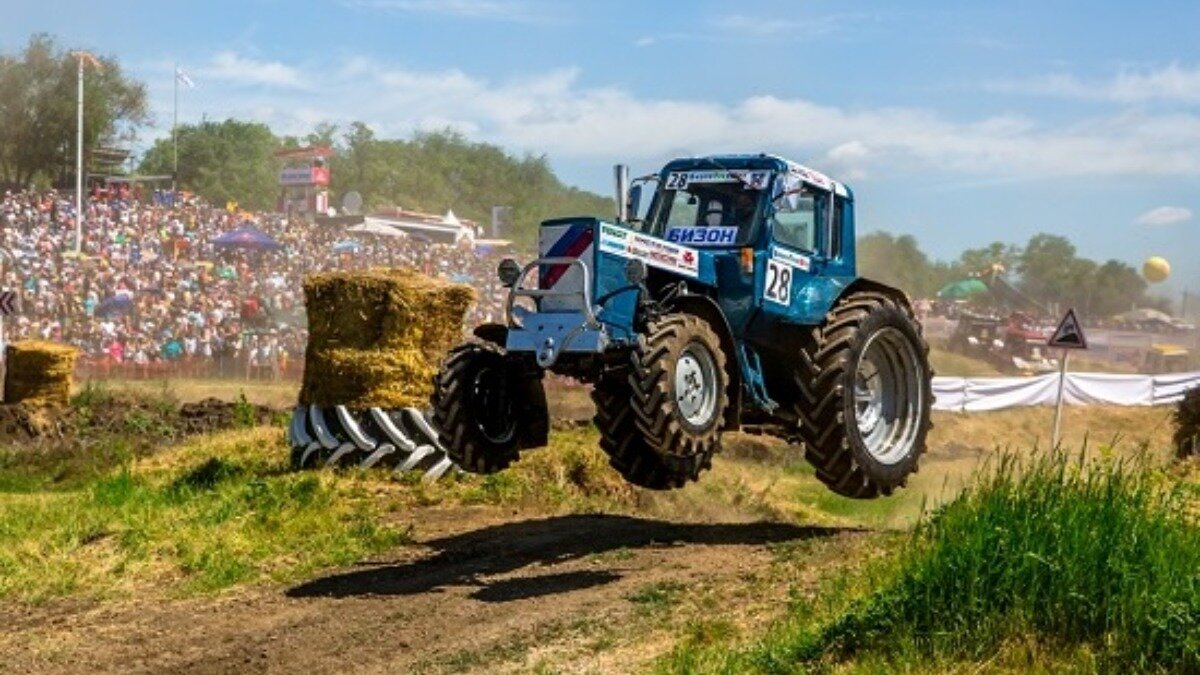 Фото: Портал mtzrostov.ru Трактор МТЗ на Бизон Трек Шоу 2018