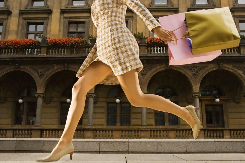 Легкой поступью. Женщина бежит на каблуках. Девушка бежит на каблуках. Походка женщины. Женщина бежит в магазин.