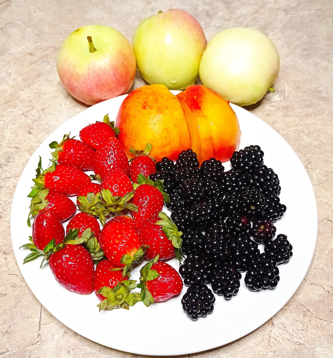 Фрукты или ягоды к чаю👍