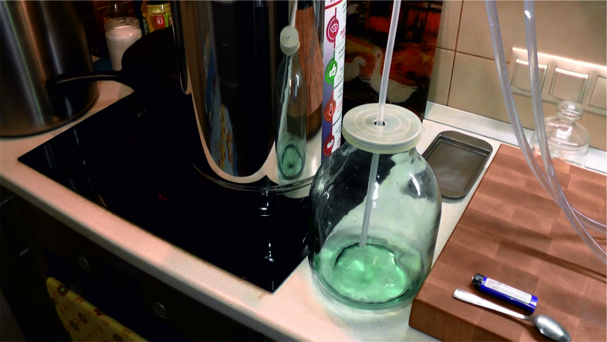 Сбор питьевого самогона.