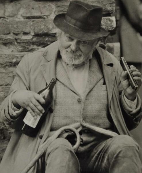 Аттила Веси Портрет мужчины с бутылкой вина. Источник: МАММ / МДФ