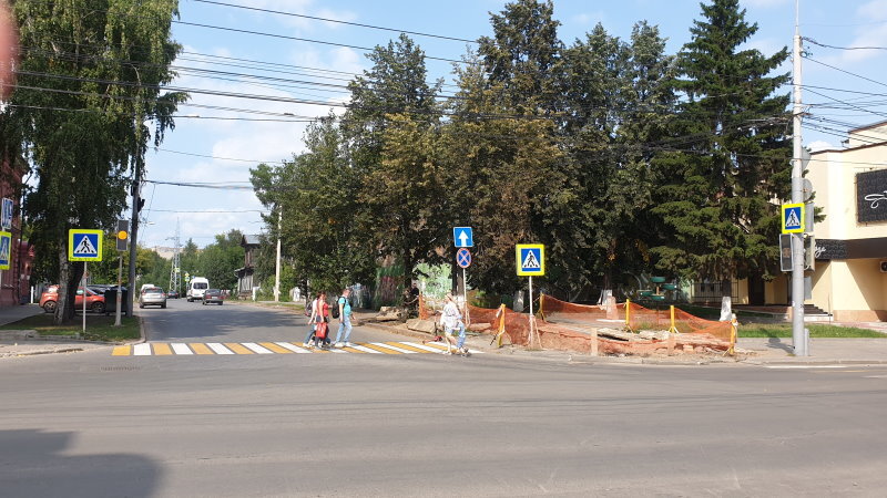 Переход ул. Крылова: на противоположной стороне раскопка, препятствующая попаданию на тротуар