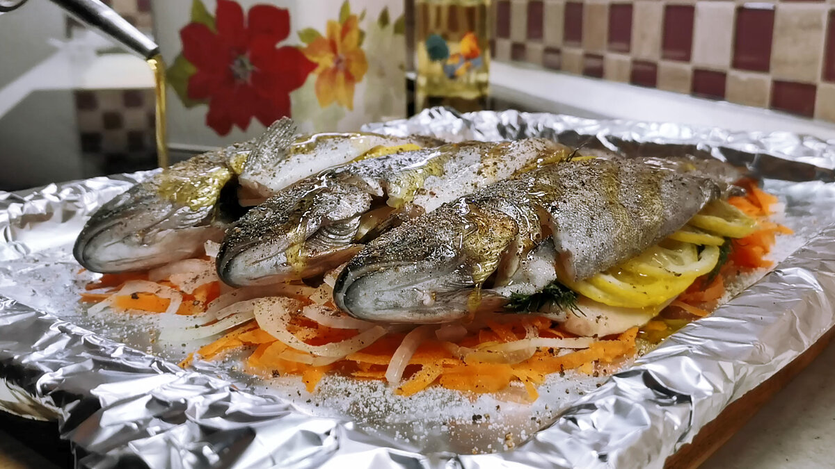 Копченая рыба, запеченная с овощами