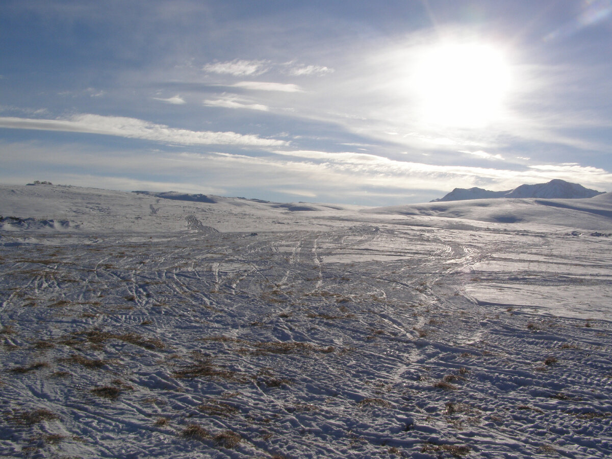 На вершине плато Лагонаки зимой. Снега мало. 