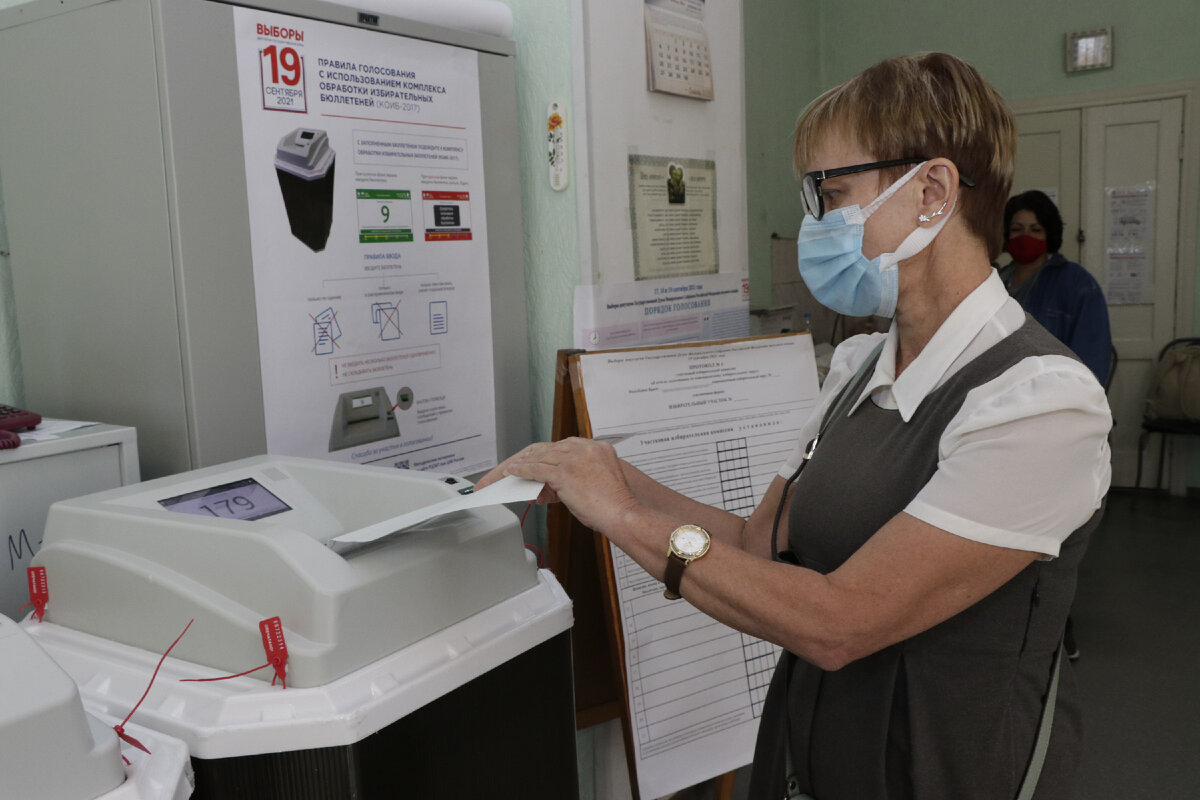 Наш главред И. Иванченко начала рабочий день с голосования на избирательном участке