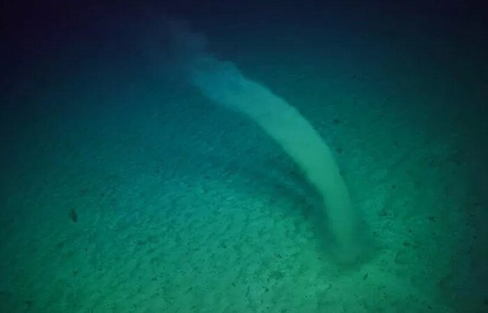 Ученым еще не удалось выяснить природу бентического шторма, возникающего на больших глубинах. Зато получилось запечатлить подводное торнадо. Фото wi-fi.ru