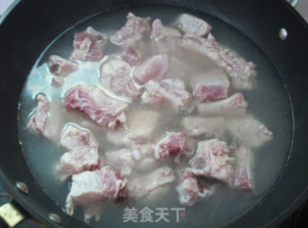 Первую воду из под мяса обычно сливают, в ней суп не варят.