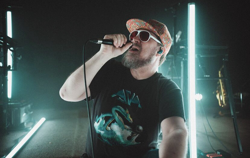 Джон Грант во время концертна для радио KEXP.