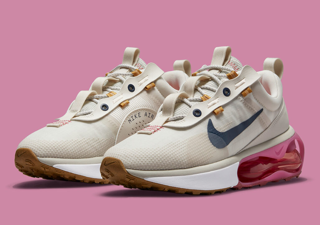 Как и Air Max 270, новые Air Max 2021 имеют амортизацию с одними из самых крупных баллонов из всей линейки Air Max. 
В этой итерации бренд подчеркнул свою амортизацию ярко-розовым цветом. Даже рамка, которая окружает баллон, окрашена в тон. Таким образом, межподошва, имея белую отделку, контрастирует с розовыми акцентами. Интересно смотрится и аутсоль с рисунком в стиле кофейного зернышка в двух оттенках.

Также в верхе использован кремовый цвет, который служит идеальным фоном для темно-синего «свуша», оранжевых люверсов и контрастной строчки.

Оцените официальные фото сникеров ниже. Релиз очень скоро появится на официальном сайте