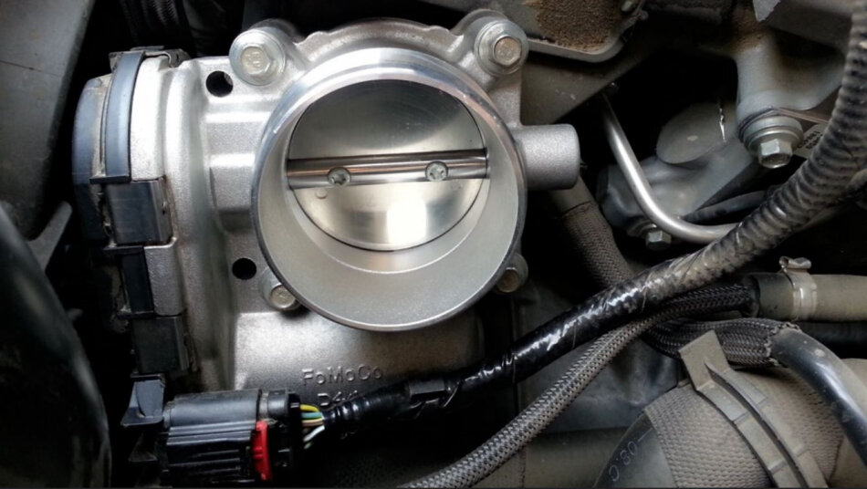 Дроссельная заслонка со снятым патрубком. Такой блестящей она бывает либо новой, либо после чистки