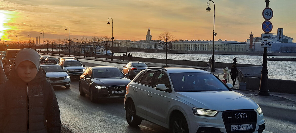 Санкт-Петербург. Дворцовая набережная. Вид на Стрелку Васильевского острова. 29.10.2021