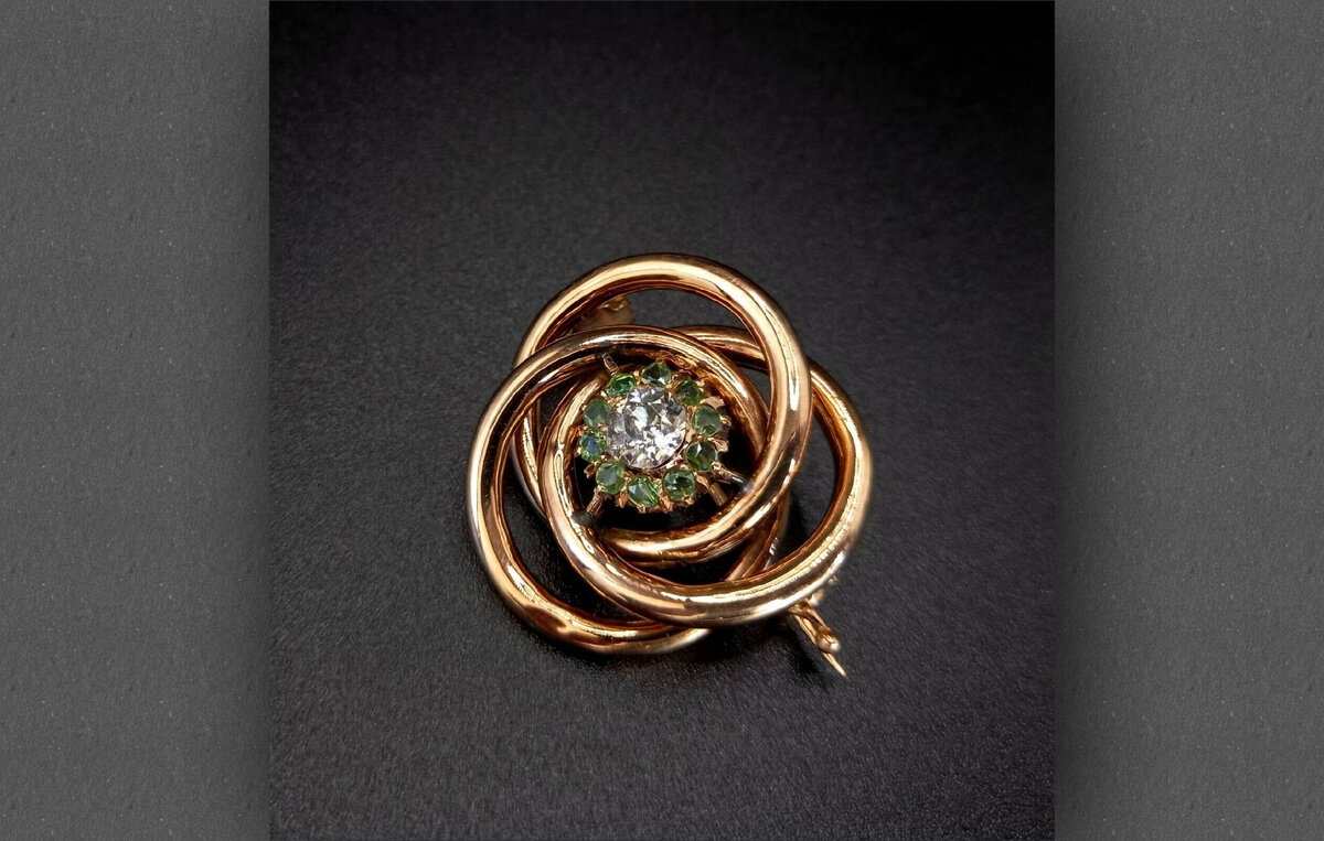 Антикварная золотая брошь. Фотографий несколько, листайте галерею.