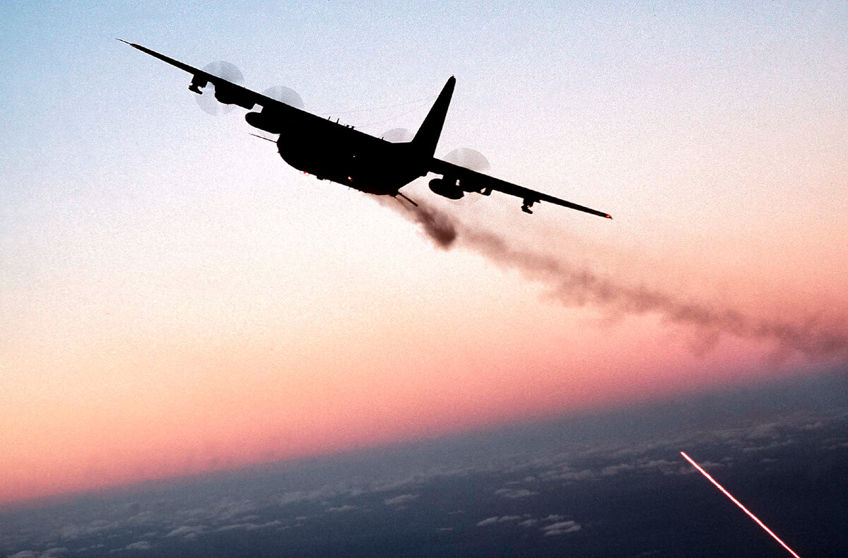 АС-130Н ведет огонь из 40-мм пушки по полигону в окрестностях авиабазы Халбарт-Филд, 1988 г. 