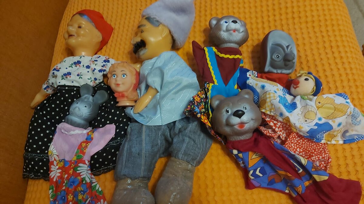 Этих персанажей мы купили лет 6 назад, а деду и бабке уже вообще лет 35, не меньше. Еще в Москве покупала для дочек.