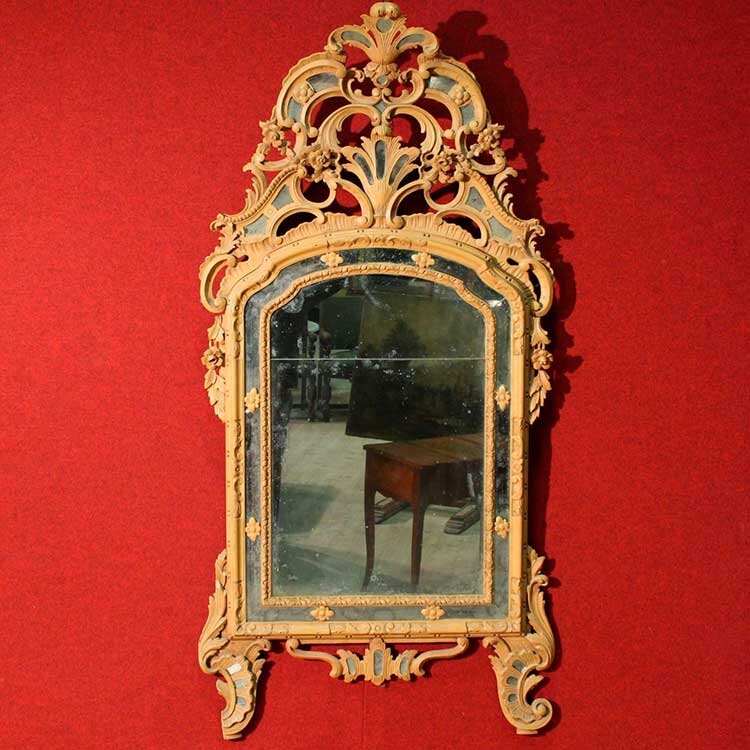 Начиная с 12 века и по сегодняшний день зеркала притягивают внимание каждого человека. Конечно, с широким распространением в быту, зеркальная поверхность частично утратила свой магический флёр. Сейчас это рутинный предмет обихода или часть дизайнерского решения для зрительного увеличения пространства. Чего не скажешь о старинных зеркалах… Разнообразие форм и вариантов обрамления захватывают дух у ценителя красоты.