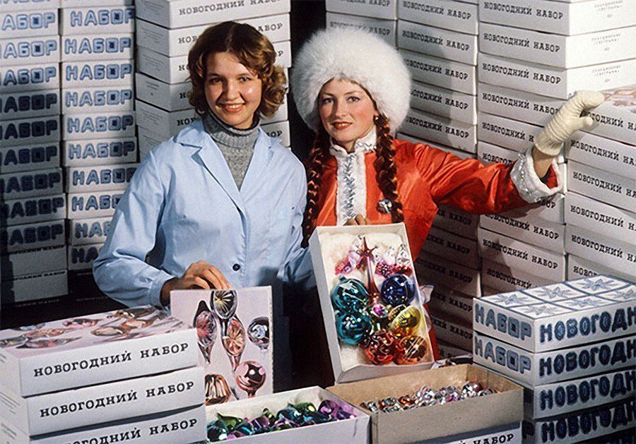 Продажа новогодних елочных украшений, 1980-е годы. Источник фото: soviet-postcards.com