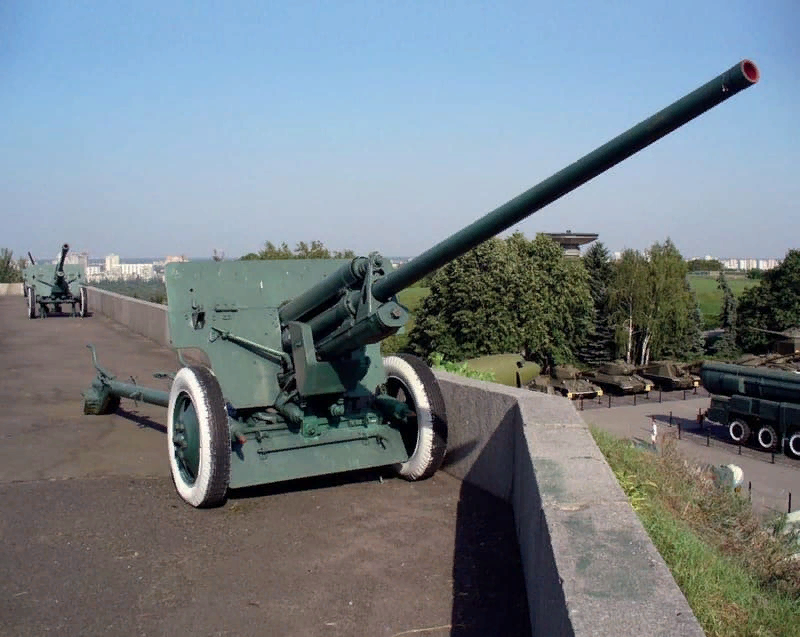 Противотанковая пушка ЗиС-2 — первое советское орудие калибра 57 мм 
