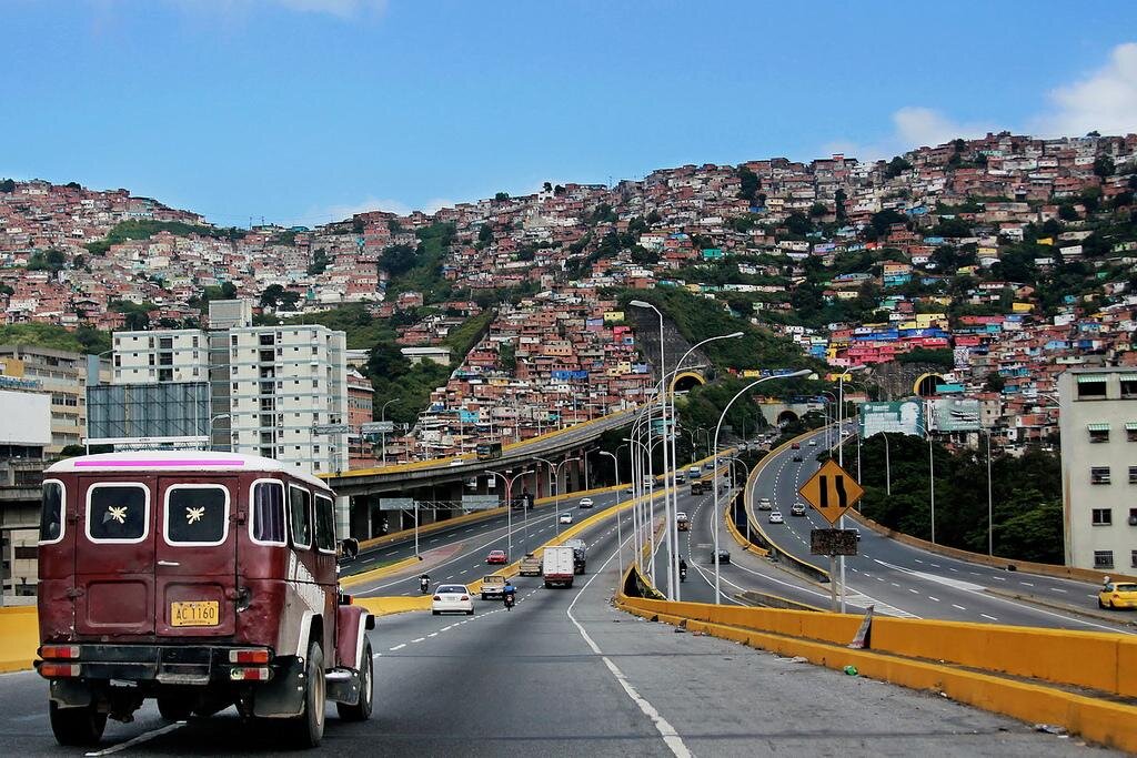 Элита Венесуэлы разделена, разделёно общество, ищут свой путь.