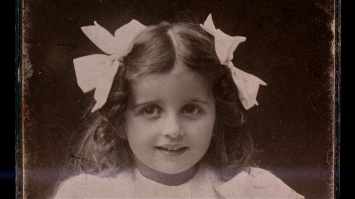 Алиса в 3 года. В это время семья Розенбаум жила ещё на Забалканском проспекте. Санкт-Петербург, 1908 год