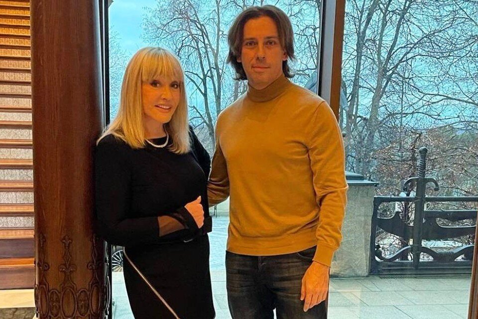     Шоумен живет в замке за городом с женой Аллой Пугачевой и детьми – восьмилетними Гарри и Лизой. Фото: Инстаграм.