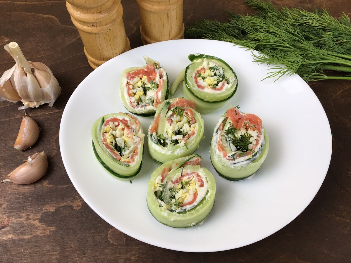 Рулет порезан на кусочки