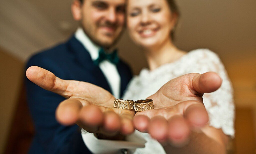 Предлагаю брак. Предложение руки и сердца девушке. Предлагаю брак. Красивое предложение руки. Парень делает предложение.