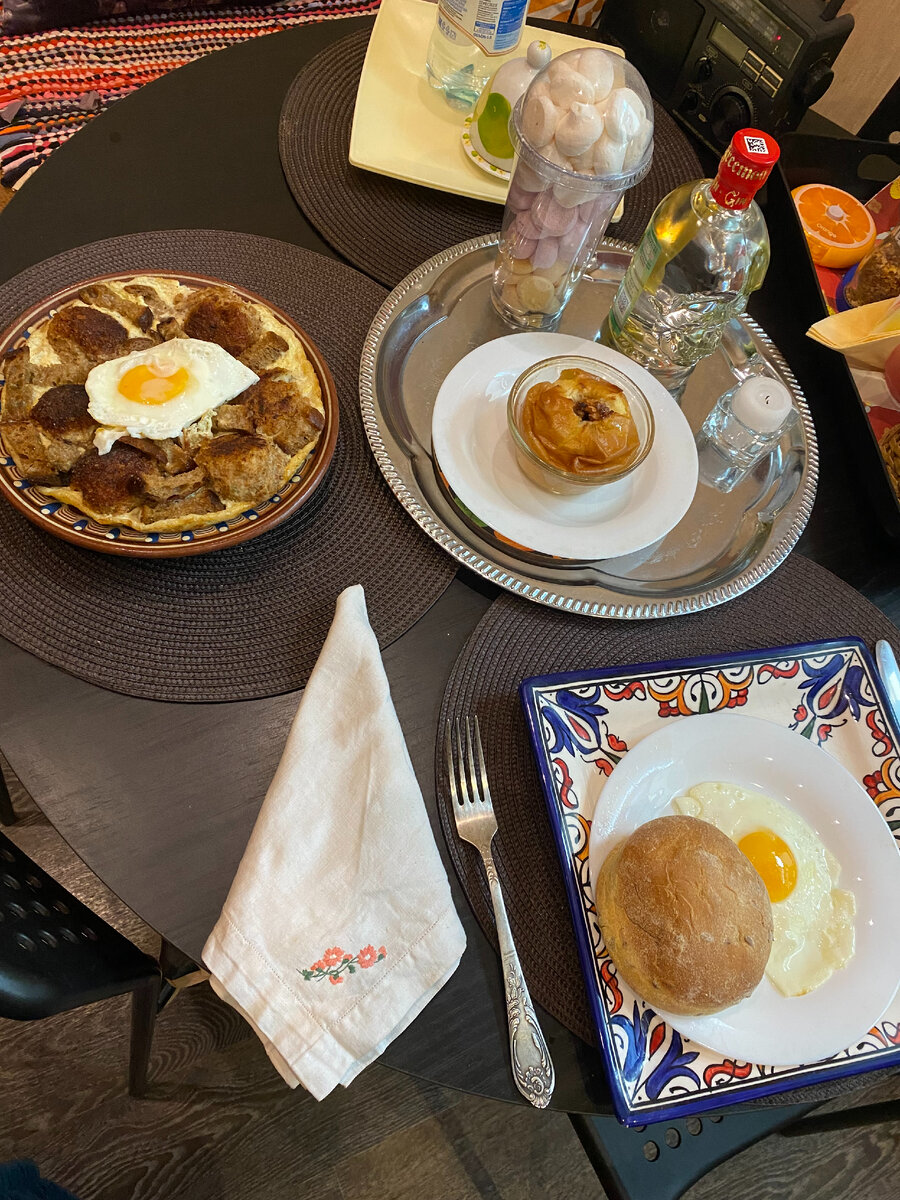 Мой завтрак: тефтельный омлет, яичница с кукурузной булкой и печеное яблоко со взбитыми сливками...