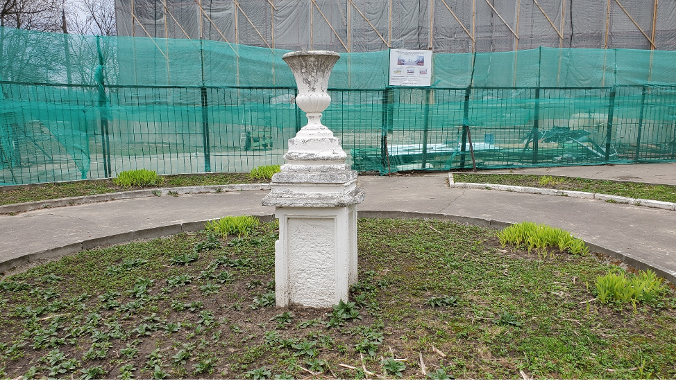Вазон перед усадьбой современный вид.