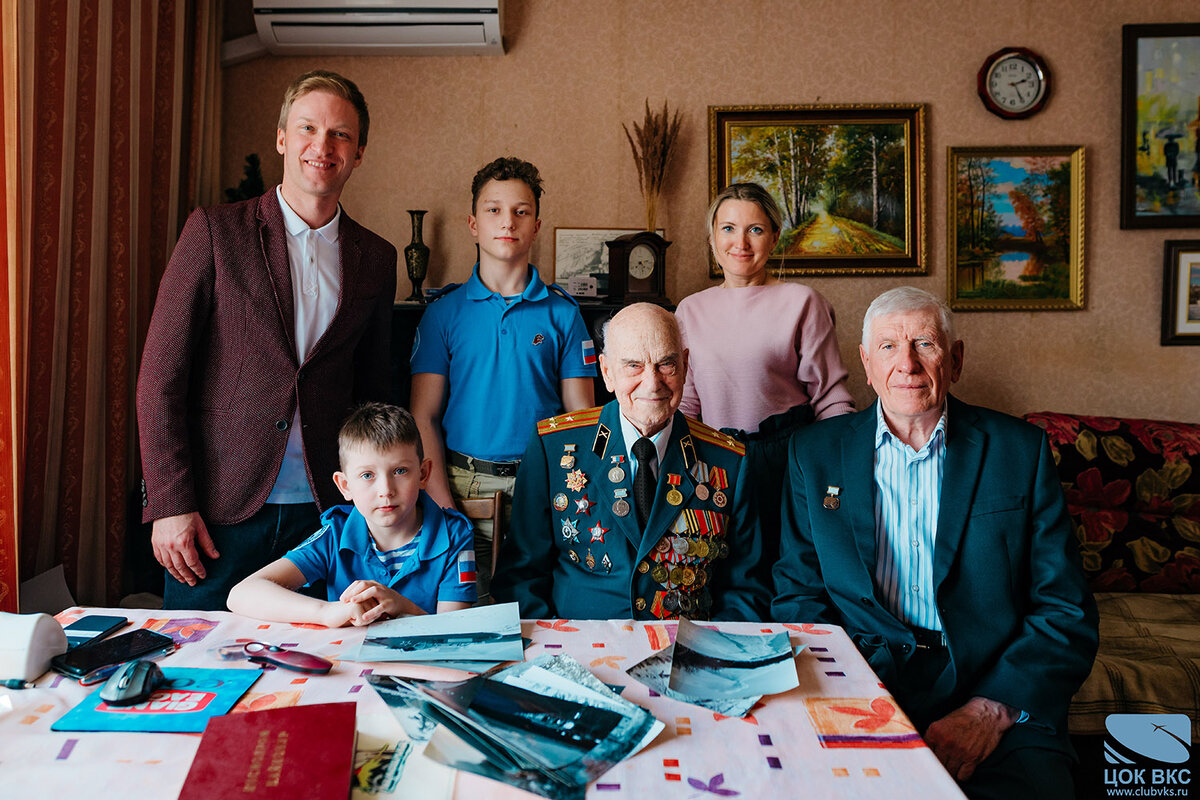 Сотрудники ЦОК ВКС на кануне Дня Победы поздравили ветеранов Великой Отечественной войны на дому с наступающим праздником