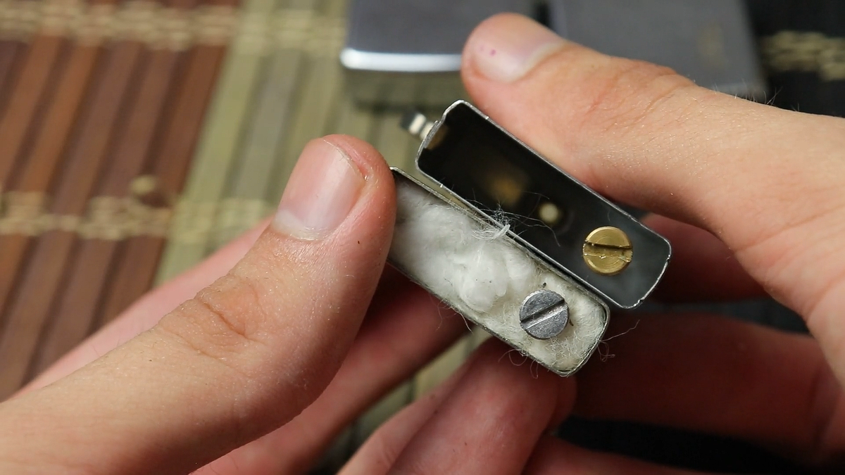 Снизу находится оригинальный винтажный инсерт Zippo без прокладки