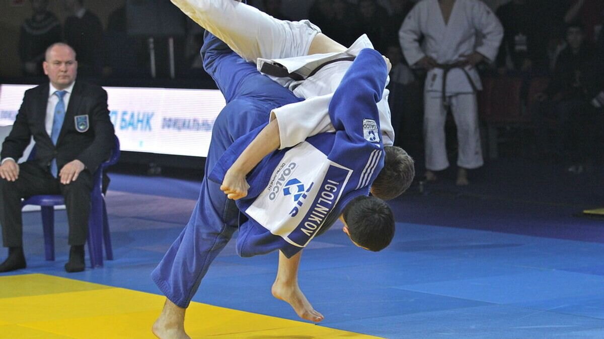    Михаил Игольников (справа) проводит бросок© Фото : пресс-служба ЦСКА/Борис Бухтияров