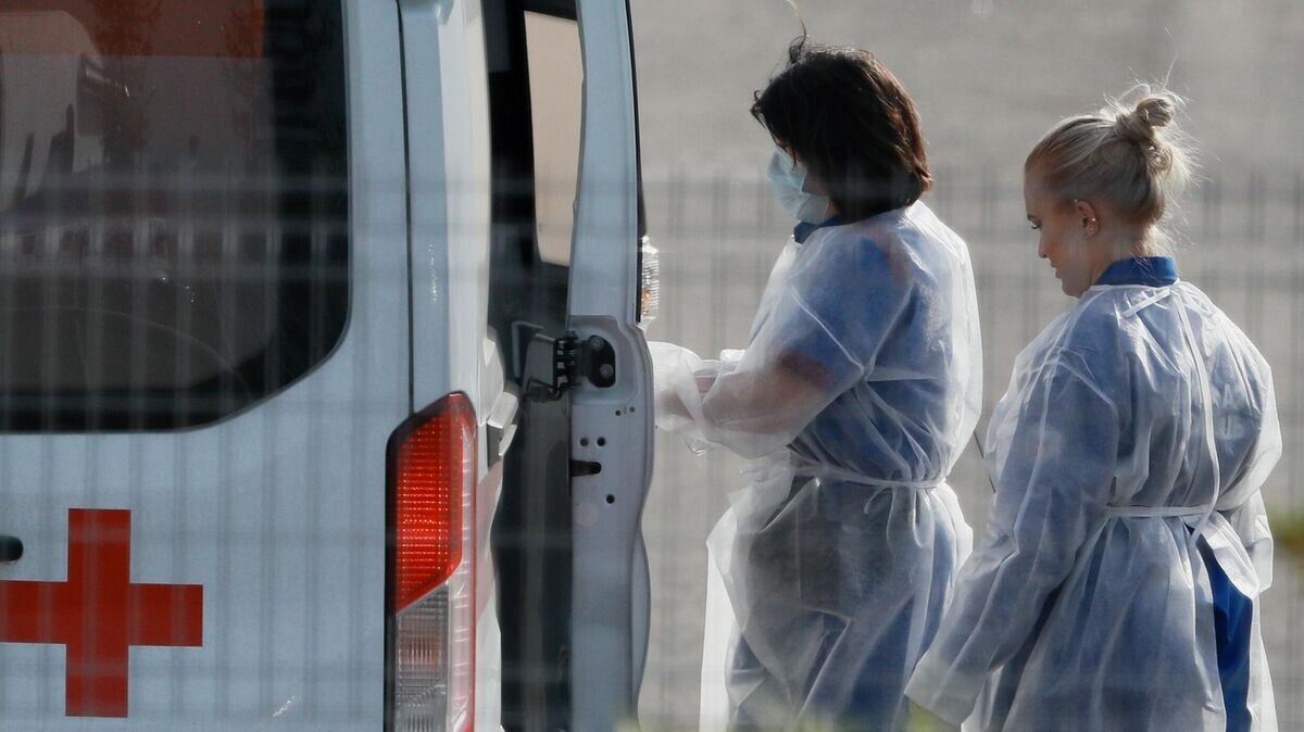    Врачи бригады скорой медицинской помощи, которая доставила пациента в карантинный центр в Коммунарке© РИА Новости / Антон Денисов