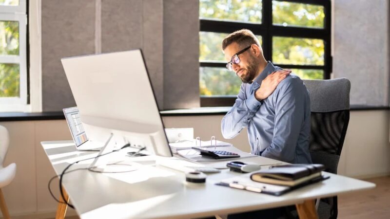 Беспокойство в большей степени приведёт к возникновению боли в спине, чем «плохая» осанка, говорят исследователи. (AdobeStock) 