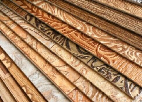 
На качественное и натуральное покрытие придется потратиться, поэтому позволить себе такой линолеум может далеко не каждый. Средний эксплуатационный срок такого покрытия может составить 10 лет.