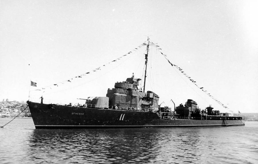 Головной эсминец проекта 30-К Огневой на параде в Севастополе 1947 год (фото: Wikimedia Commons)