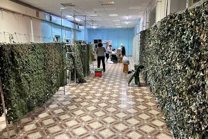    В помещении идет работа по созданию маскировочных сетей. Фото предоставлены Оксаной Коренковой