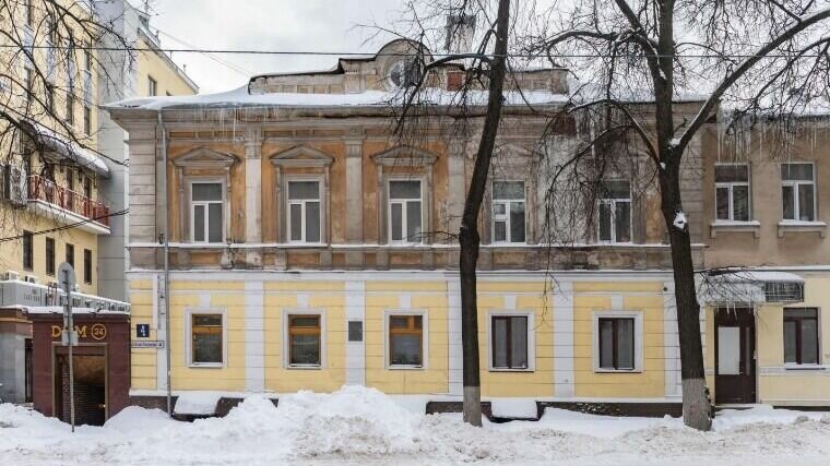     Многоквартирный дом в Нижнем Новгороде, построенный во время правления победителя наполеоновских войн императора Александра I, отметил 200-летний юбилей. Такими данными располагает реестр объектов культурного наследия (ОКН). По другой информации, он на два года старше и возведен в 1820-м.