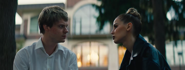 Влад Коноплев и Кристина Орлянская. Кадр из сериала "Немодельное агентство".