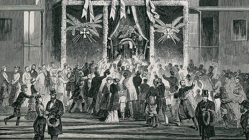 «Страшно поражен и огорчен смертью вашего брата»,— писал Александр III сестре Скобелева (на гравюре — раздача публике цветов и листьев с венков от гроба покойного, на станции Рязанской железной дороги в Москве перед отправкой траурного поезда, 1882 год)